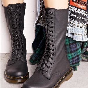 Doc Marten 1B99 14 eye boots